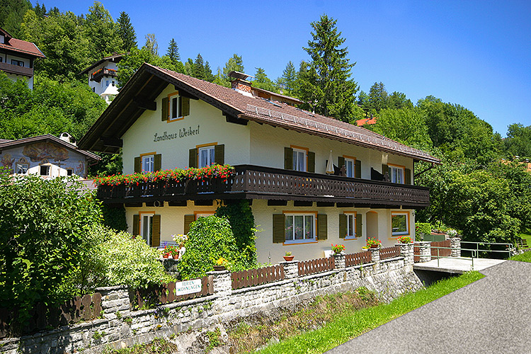 Ferienwohnungen Landhaus Weikert in Mittenwald, Oberbayern. HAUS UND