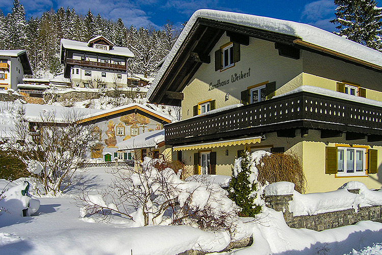 Ferienwohnungen Landhaus Weikert in Mittenwald, Oberbayern. HAUS UND